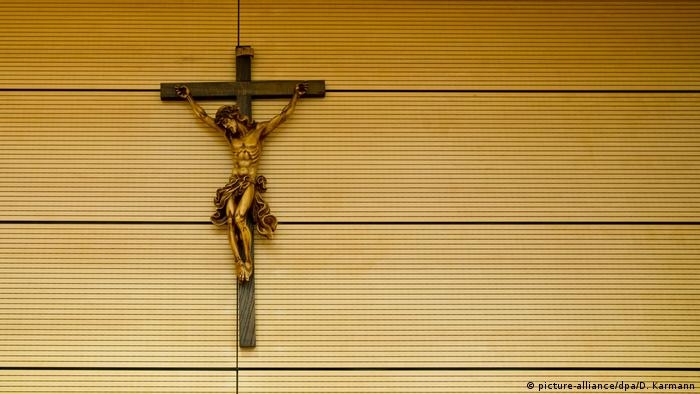 Crucifijo en una corte de Würzburgo, Baviera