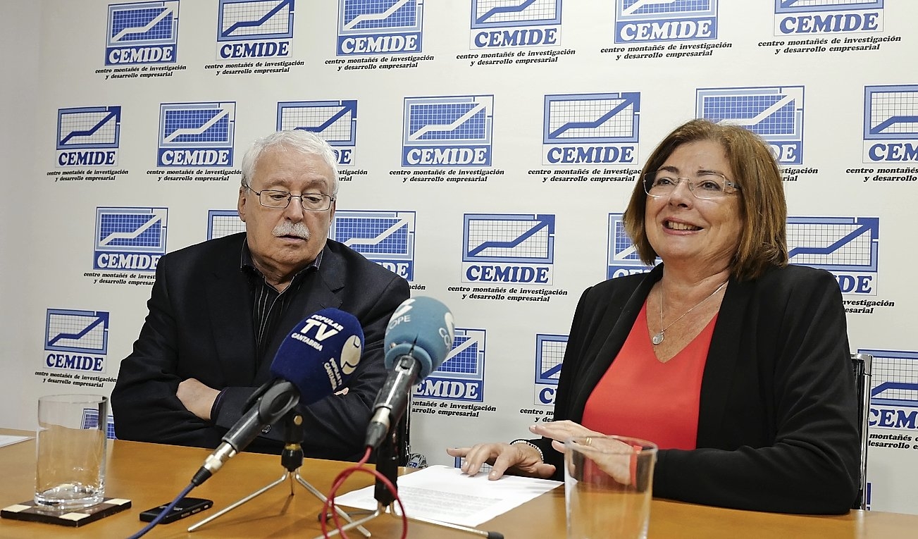 Joaquín Leguina y Ana Campos durante la conferencia. / José Ramón