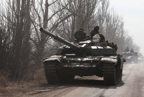 Tropas sobre un tanque ruso en las afueras de la ciudad de Volnovakha, controlada por los separatistas, en la región ucraniana de Donetsk, el martes.