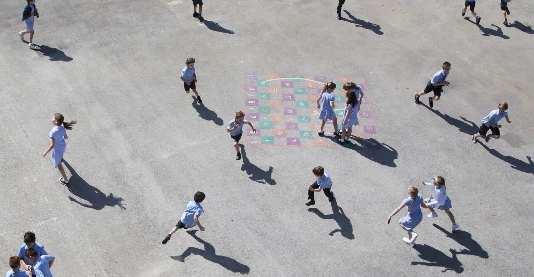 Niños y niñas juegan durante el patio del colegio.