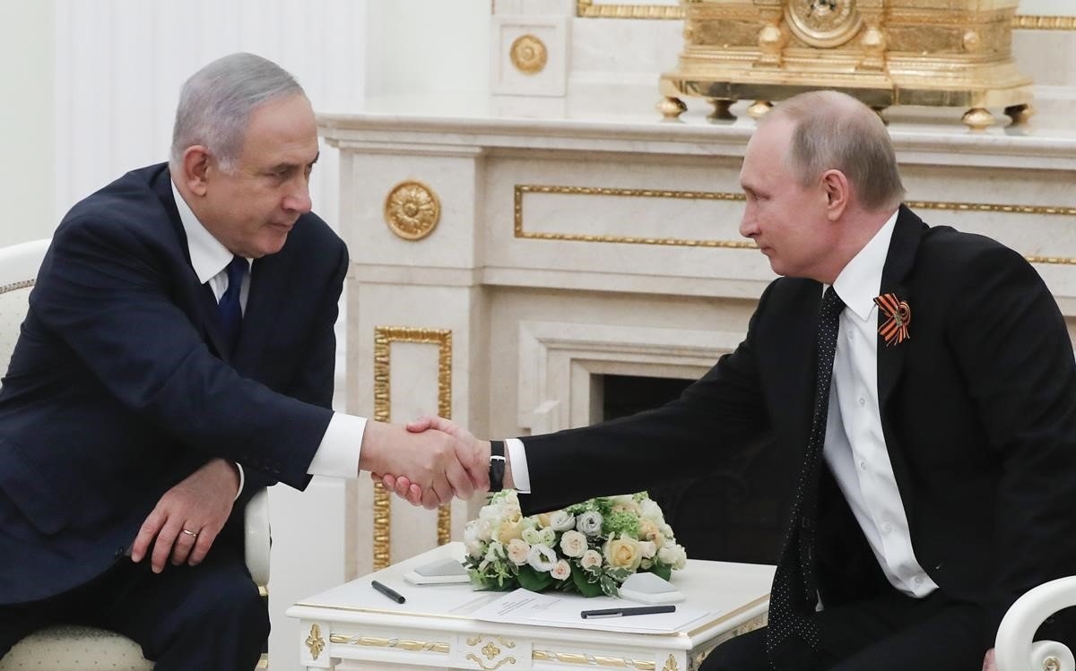 El primer ministro israelí, Benjamin Netanyahu, y el presidente ruso, Vladimir Putin, se estrechan la mano durante un encuentro el pasado mayo en Moscú.