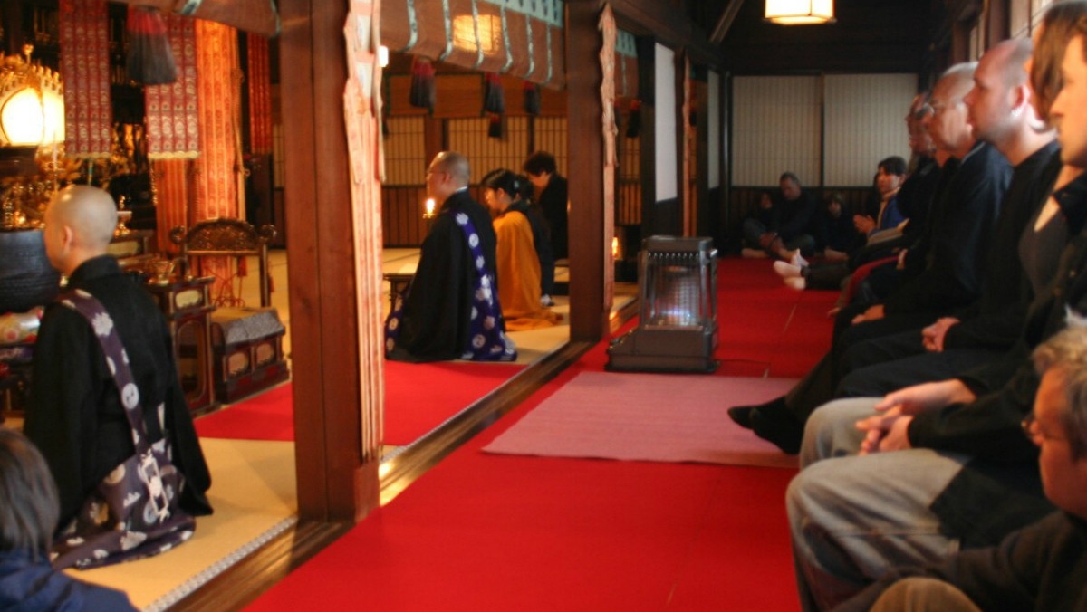 Ceremonia matinal en un santuario budista del monte Koya.