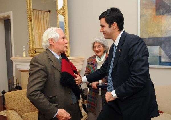 El Dr. Julio C. González junto a Juan Manuel Urtubey, gobernador de la provincia de Salta, con ocasión de la presentación de su libro "La involución hispanoamericana".
