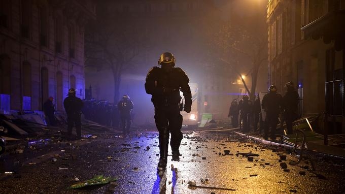 À 18h, la préfecture annonçait 92 blessés, dont 14 parmi les forces de l'ordre, à Paris. «C'est l'anarchie, on n'est pas assez nombreux», s'exclamait un policier rencontré par notre journaliste Stephan Kovacs. <br/> 