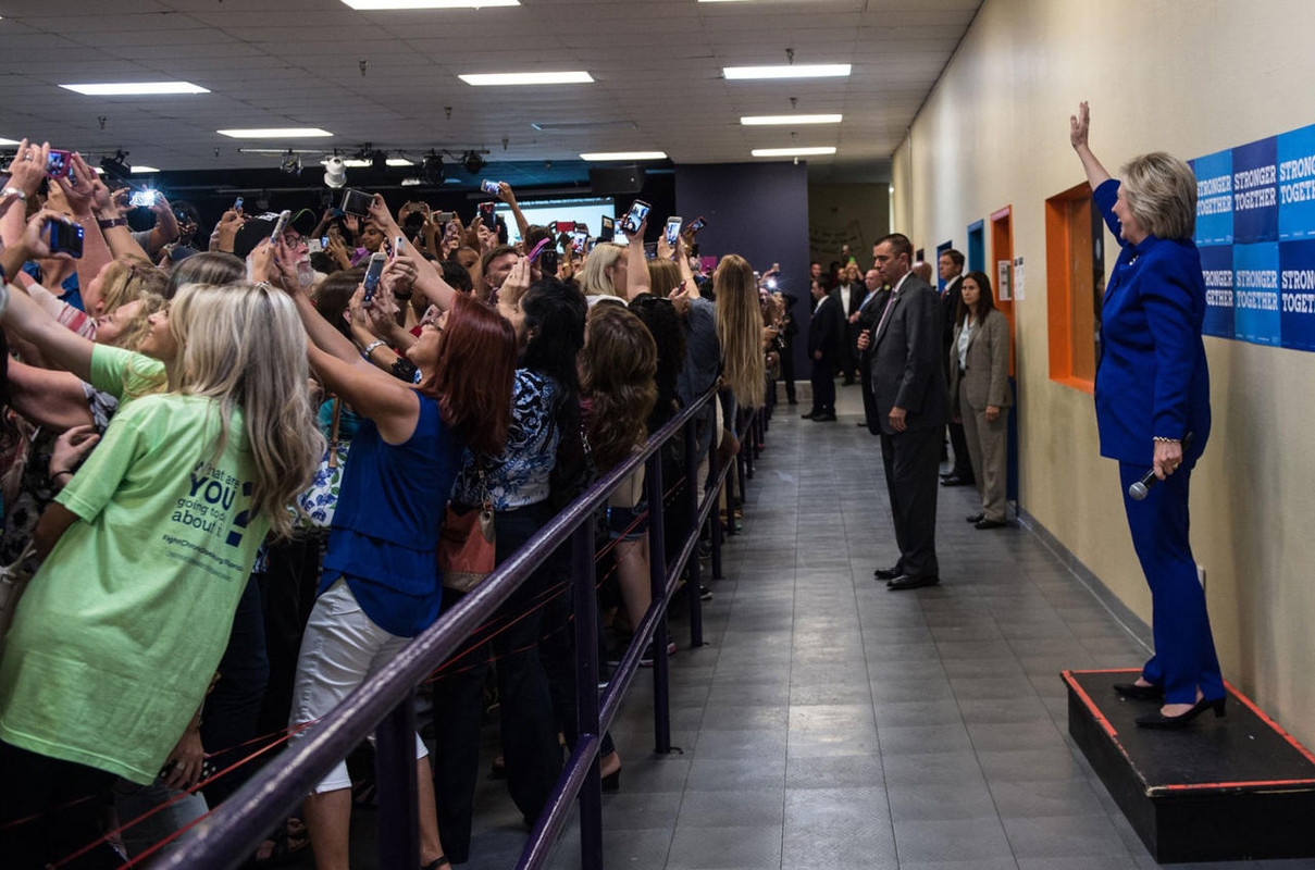 hillary-clinton-epic-group-selfie.jpg