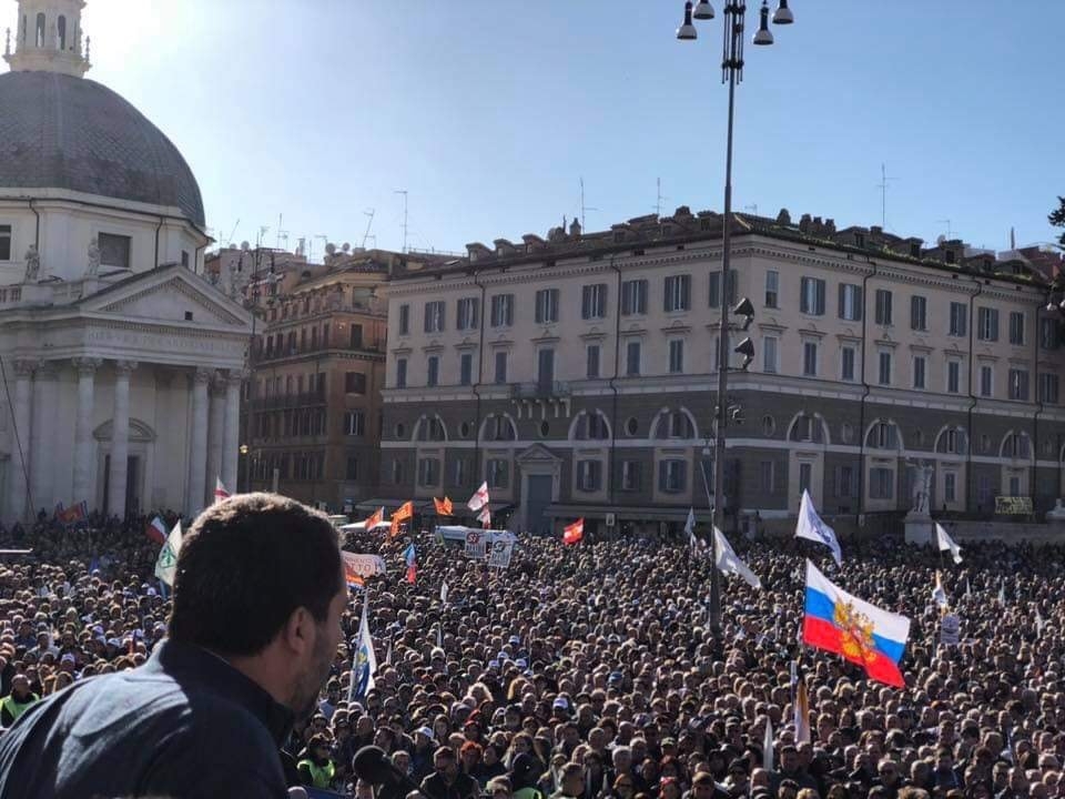 Salvini-en-Roma-bandera-Rusia.jpg