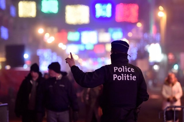 Un policía patrulla las calles de Bruselas