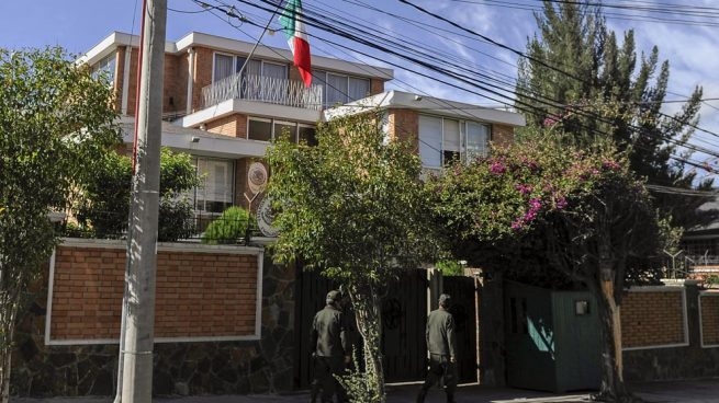 España expulsa a tres diplomáticos bolivianos y atribuye el escándalo de la Embajada a una «conspiración»