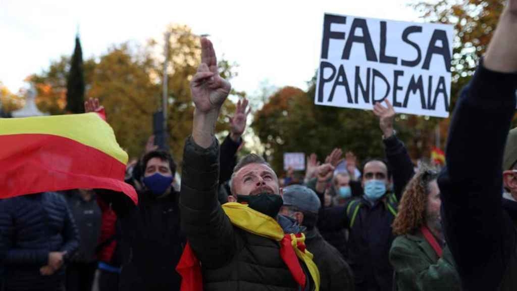 Un manifestante en la marcha negacionista de este sábado en Madrid.