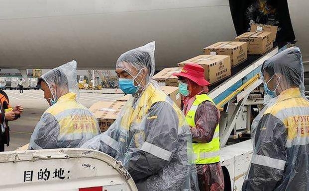 Un avión con material sanitario para EE UU es cargado en un aeropuerto chino./EFE