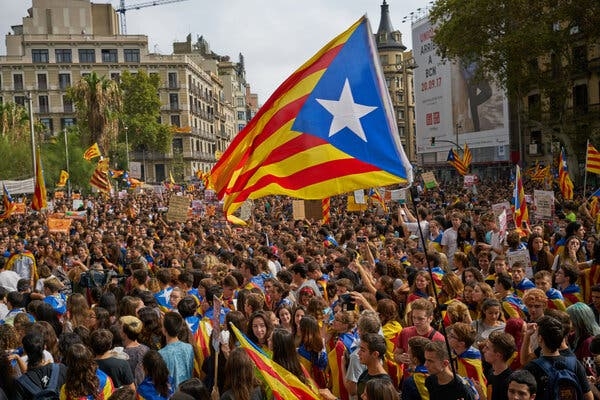 Una protesta en apoyo al referéndum independentista en Barcelona, en 2017. España declaró ilegal la votación y encarceló a varios de los políticos que la convocaron.