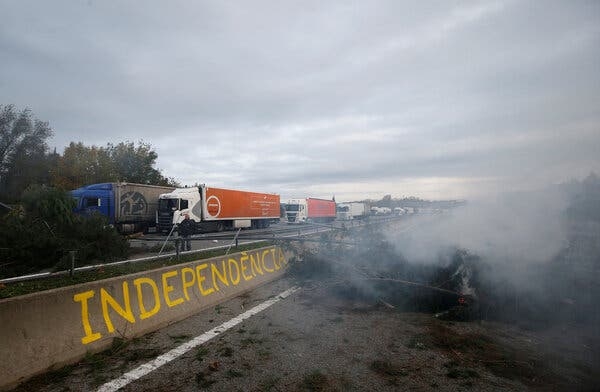 El grupo catalán Tsunami Democràtic también bloqueó la AP-7, una de las principales carreteras de España a Francia.
