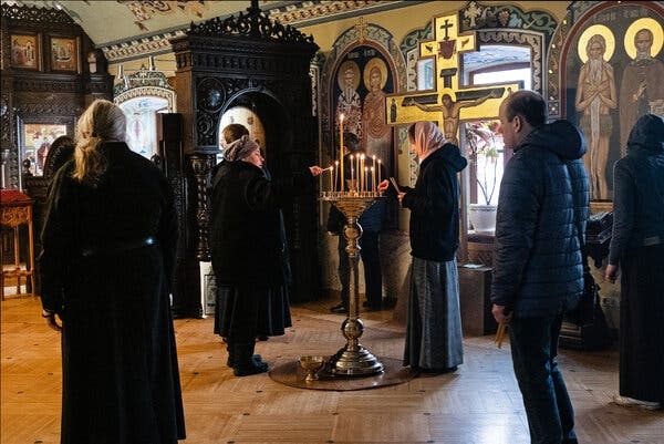 Fieles encendiendo velas en el Monasterio de las Cuevas de Kiev, uno de los lugares más sagrados para el cristianismo ortodoxo oriental en Ucrania y Rusia, este mes.