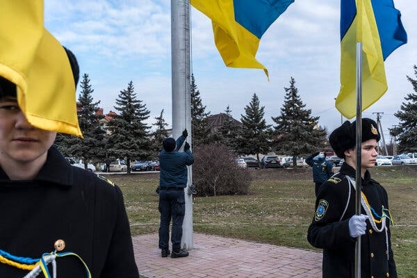 Los estudiantes de la Academia Marítima Estatal de Kherson izaron la bandera ucraniana para conmemorar un día nacional de unidad el mes pasado, pocos días antes de la invasión rusa.