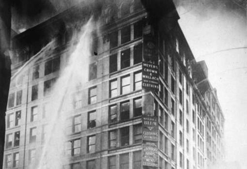 Incendio en la fábrica de confección Triangle Shirwaist, barrio de Manhattan,
