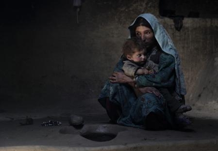 Una madre acuna en brazos a su hijo tras haber consumido opio, en una imagen del 2009